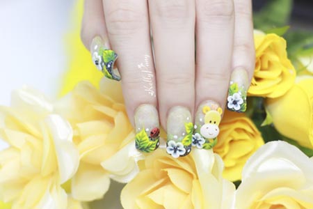 Mẫu thiết kế do cô Pang Mỹ Nguyên – giải Nhất Nails châu Á thực hiện bằng kỹ thuật vẽ cọ nổi với gam màu tươi sáng lấy ý tưởng từ mùa hè thiên nhiên.